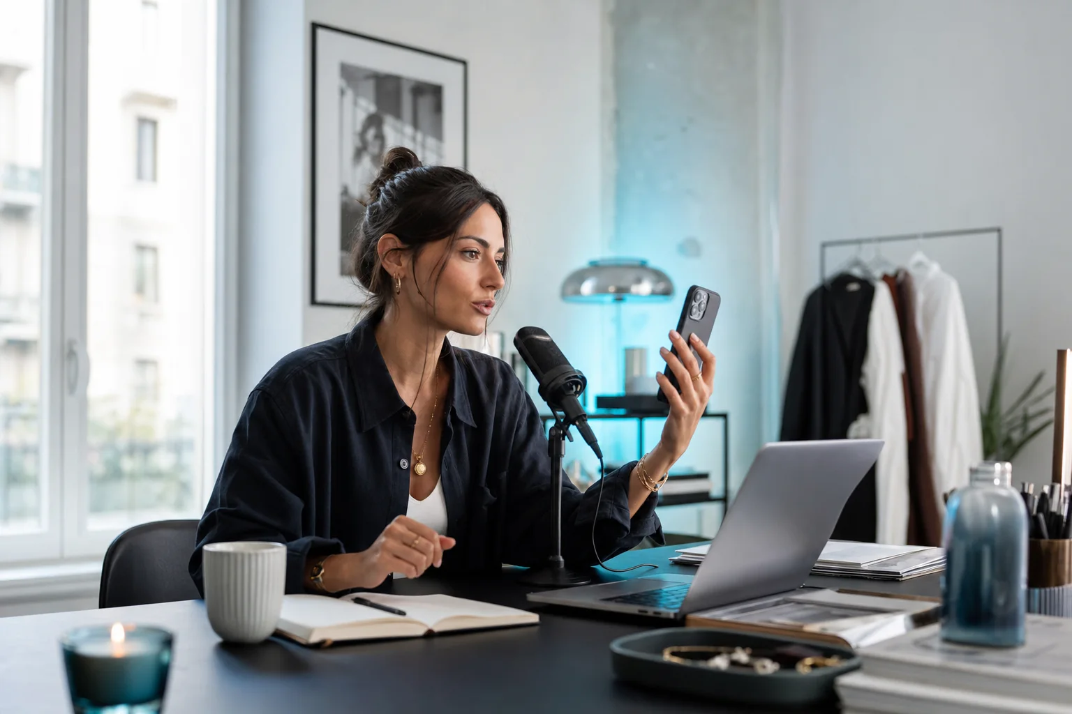 Creator adulta registra la propria voce durante il training FANVIVO